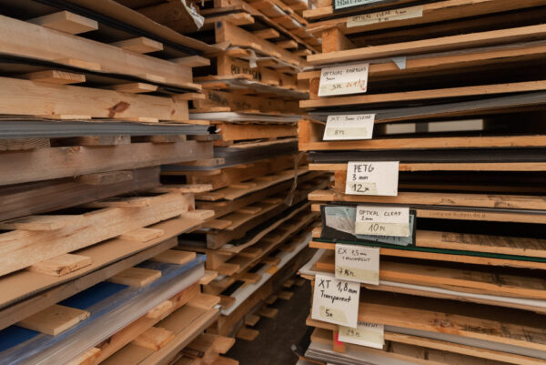 Scorte di materiali presso POS plastika