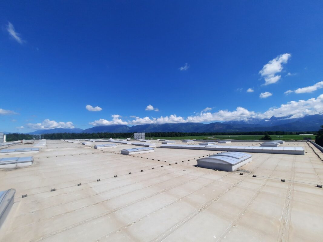 Lucernari continui ristrutturati sulla copertura piana dell'edificio Cargo-partner a Šenčur, Slovenia