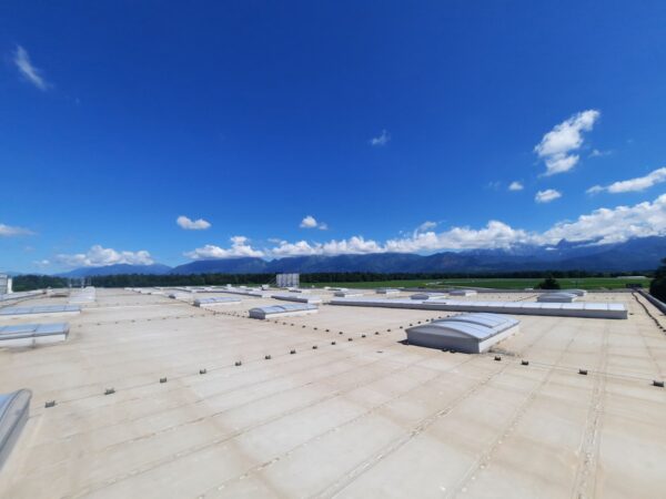 Lucernari continui rinnovati presso Cargo-partner a Šenčur, Slovenia